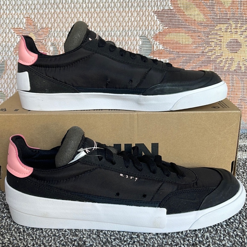 NIKE WMNS DROP-TYPE
BLACK/PINK TINT-WHITE-ZINNIA
Sneakers
AV6697 001